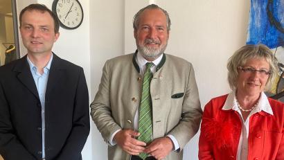 Bild: Wilhelm Amann
Die Stellvertreter des Nabburger Bürgermeisters Frank Zeitler (Mitte) bleiben Irene Ehemann (rechts) und Johann Kleber (links).