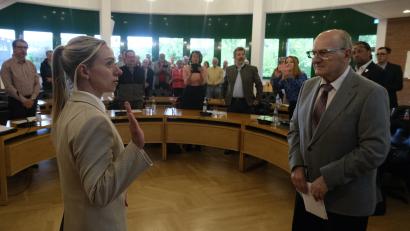 Bild: gsp
Hubert Blödt, das älteste Gemeinderatsmitglied, nahm der neuen Bürgermeisterin Elisabeth Gruber den Eid ab.
