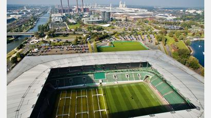 Bild: picture alliance / dpa
Die VW-Stadt Wolfsburg: im Vordergrund die Volkswagen-Arena, dahinter das Volkswagen-Werk.