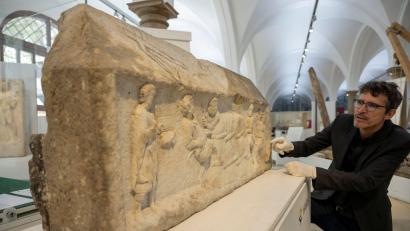 Bild: Stefan Puchner/dpa
Augsburgs Stadtarchäologe Sebastian Gairhos zeigt ein römisches Grabrelief, das Ende des Jahres bei einer großen Ausstellung in Rom präsentiert werden soll. (Archivbild)