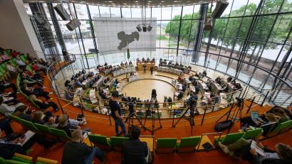 Bild: Robert Michael/dpa
Der Grünen-Antrag zur Unterstützung kleiner Schlachtbetriebe bekam am Mittwochabend nur mit Hilfe von AfD und BSW eine Mehrheit. (Archivbild)
