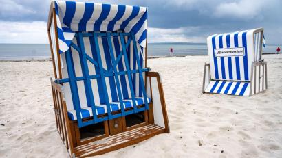 Bild: Stefan Sauer/dpa
Die Strandkörbe auf Rügen sind noch verschlossen.
