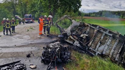 Bild: -/Kreisbrandinspektion Cham/dpa
Der Kleintransporter brannte vollständig aus.