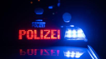 Symbolbild: Marijan Murat/dpa
Eine 39-jährige Frau aus Schwandorf beschädigt beim Einparken ein Auto und flüchtet. Die Polizei ermittelt wegen Fahrerflucht.