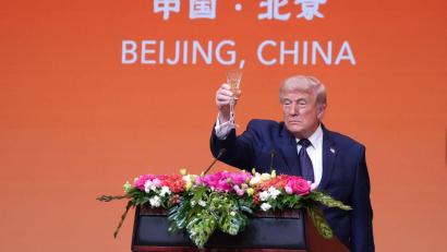 Bild: Mark Schiefelbein/AP/dpa
Der Iran-Krieg war Thema beim Treffen von US-Präsident Donald Trump und Chinas Staatschef XI Jinping.