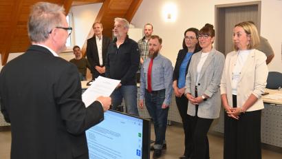 Bild: Gerhard Franz
Erster Bürgermeister Hermann Böhm (links) vereidigt die neuen Poppenrichter Gemeinderäte (von rechts): Sarah Dehling, Michaela Kredler, Simone Luttenberger, Johannes Ambros und Roger Hoffmann. Michaela Kredler wurde auch zur Dritten Bürgermeisterin gewählt.
