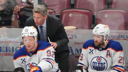 Bild: Lynne Sladky/AP/dpa
Kris Knoblauch (hinten) ist nicht mehr der Coach von Leon Draisaitl (r). (Archivbild)