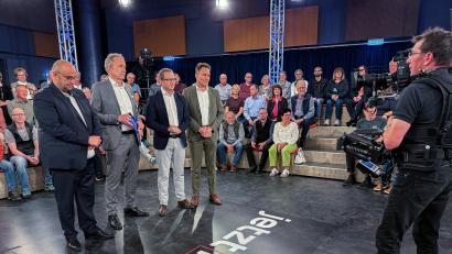 Bild: Stephan Huber
"Jetzt red i" aus Amberg: Die Frage nach dem Spritpreis-Schock Das Talk-Show-Flaggschiff der 20.15-Uhr-Fernseh-Generation, gastiert am Mittwochabend, im Musikomm in Amberg. Die Live Schaltung vor der Tagesschau: von links Stephan Protschka, Moderator Tilmann Schöberl, Martin Huber, Ludwig Hartmann.