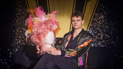 Bild: Thomas Leidig/ZDF/Florida Film/dpa
Johannes Hegemann spielt im ZDF-Film „Olivia“ den Künstler Oliver Köbel, der als Dragqueen Oliver Knöbel bekannt ist. (Handoutbild)
