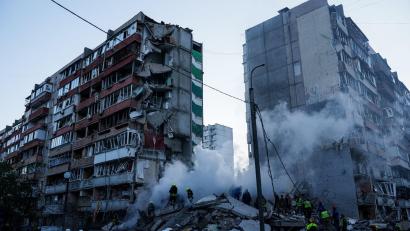 Bild: Evgeniy Maloletka/AP/dpa
In den Trümmern eines bei einem russischen Angriff teils zerstörten Hauses suchen Helfer nach Verschütteten.