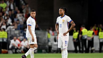 Bild: Marijan Murat/dpa
Kylian Mbappé (l) und Michael Olise greifen bei der WM nach dem Titel. (Archivbild)