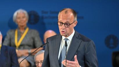 Bild: Henning Kaiser/dpa
Bundeskanzler Friedrich Merz (CDU) hat bei der Karlspreis-Verleihung in Aachen Reformen angemahnt.