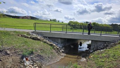 Bild: ga
Unter der Brücke wurde eine Trockenwetterrinne eingebaut