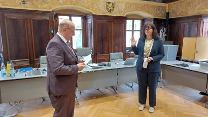 Bild: mfh
Die Vereidigung der neuen Bürgermeisterin Birgit Barth nahm das älteste Stadtratsmitglied, Siegfried Neukam, vor.