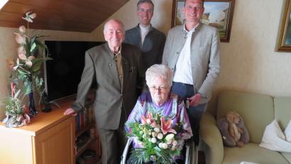 Bild: adj
Seit 60 Jahren gehen Ferdinand und Sieglinde Kamm gemeinsam durchs Leben. Stadtpfarrer Thomas Kopp und Bürgermeister Ernst Schicketanz (hinten von links) gratulierten.