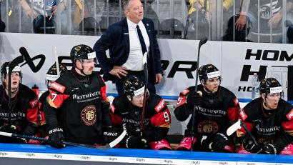 Bild: Uwe Anspach/dpa
Nach zwei Enttäuschungen bei der WM 2025 und Olympia 2026 steht auch Bundestrainer Harold Kreis mehr unter Beobachtung. (Archivbild)