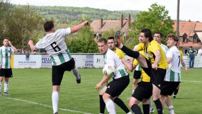 Bild: Gebert
Der SV Poppenreuth (gelbe Trikots) und der SV Pechbrunn, Szene vom Poppenreuther 2:1-Sieg am vergangenen Sonntag, treffen sich nächste Saison in der Kreisklasse wieder. Poppenreuth zieht sich aus der Kreisliga zurück, Pechbrunn steigt sportlich ab.