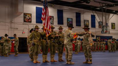 Bild: Spc. Michelle Lessard-Terry
Ein Bild vom Abschiedsapell der sogenannten “Black Jack”-Brigade am 1. Mai in Fort Hood. Die Verlegung nach Europa ist nun kurzfristig gestoppt. Das sorgt für Spekulation.