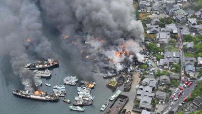 Bild: -/kyodo/dpa
Das Feuer soll sich zunächst von ausrangierten Schiffen ausgebreitet haben.