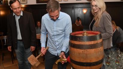 Bild: Gerhard Franz
Anzapfen kann er, der neue Oberbürgermeister Michael Fritz, denn bei der Dultbierprobe gelang es ihm, kritisch beäugt von der AMC-Geschäftsführerin Erika Sauerwein (rechts) und dem Bräu Franz Kummert (links), mit drei kräftigen Schlägen das erste Fass Dultbier anzuzapfen und das ohne Spritzer.