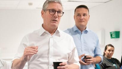 Bild: Stefan Rousseau/PA Wire/dpa
In besseren Zeiten machten Keir Starmer (links) und Wes Streeting (rechts) gemeinsam Wahlkampf. (Archivfoto)