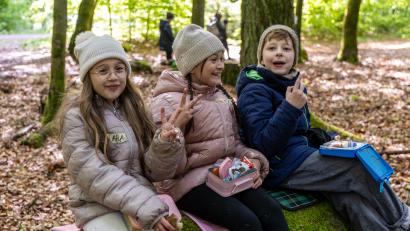 Bild: Roland Wellenhoefer
Waldluft macht hungrig: Drei Kinder genießen auf einem der typischen Steinwald-Felsen ihre Brotzeit mitten im Wald.