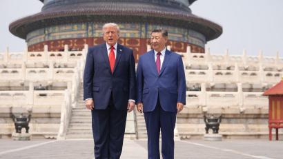 Bild: Mark Schiefelbein/AP/dpa
Nach den ersten Gesprächen zeigte Xi Trump den Himmelstempel in Peking.
