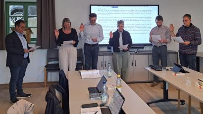 Bild: wel
Michael Brandl vereidigt die neuen Gemeinderäte (von links) Melanie Käsbauer, Christian Obermeier, Susanne Decker, Maximilian Weingärtner und Matthias Niebauer