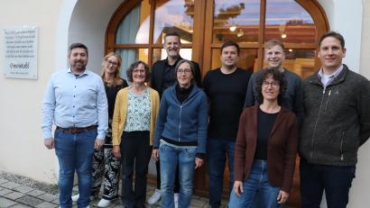 Bild: gru
Die neu gewählten Gemeinderäte mit 1. Bürgermeister Roman Berr (Vierter von links) und 2. Bürgermeisterin Lydia Zahner (Dritte von links) mit den neu gewählten Gemeinderäten in Etzelwang.