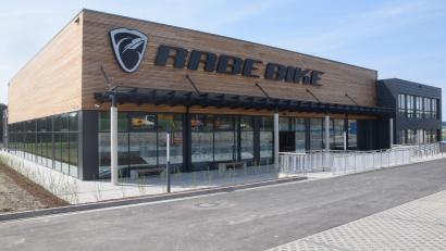 Archivbild: fz
Die Firma Rabe Bike mit Ladengeschäft und Logistikzentrum ist aus dem Gewerbepark in Neuhaus nicht mehr wegzudenken. Die Entscheidung des Stadtrats 2022, das Grundstück an diese Firma zu vergeben, war wichtig und richtig.