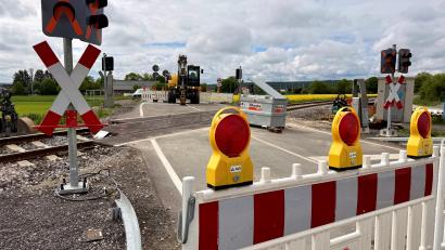 Symbolbild: Gabi Schönberger
Bei einem Bahnbetriebsunfall auf der Strecke Neukirchen–Weiden kollidierten zwei Baustellenzüge. Fünf Personen wurden leicht verletzt.