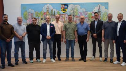 Bild: bö
Neun neue Gemeinderäte hat Bürgermeister Erich Meidinger (rechts) vereidigt. Von links: Fabian Krybus, Jürgen Rieger, Matthias Sturm, Jörn Henseleit, Andreas Schmidbauer, Johann Jäger, Reinhard Legl, Fabian Jäger und Thomas Klee.