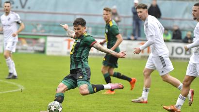 Archivbild: Hubert Ziegler
Marco Wiedmann (beim Schuss) ist einer der Spieler, die am Samstag bei der DJK Ammerthal verabschiedet werden.