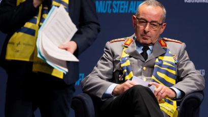Bild: Sven Hoppe/dpa
Der Generalinspekteur der Bundeswehr war zu Gast auf dem Katholikentag in Würzburg.