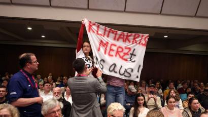 Bild: Karl-Josef Hildenbrand/dpa
Klimaaktivisten stören mehrere Minuten lang die Podiumsdiskussion mit Merz.