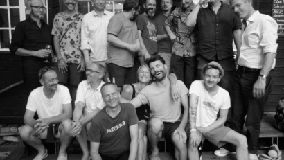 Bild: gutfeeling records/exb
G.Rag y los Hermanos Patchekos treten im Innenhof der Bäckerei Fischer auf.