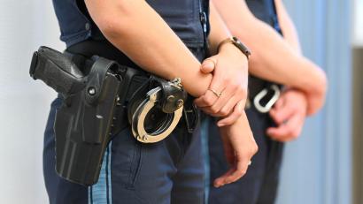 Bild: Tobias Hase/dpa
Ein Polizist gab bei der Verfolgung zwei Warnschüsse aus seiner Waffe ab. (Symbolbild)