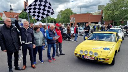 Bild: Reinhard Kreuzer
Bürgermeister Lothar Höher (links) und Reinhold Wildenauer (zweiter von links) schickten die Oldtimerfahrer mit der Startflagge auf die Rundfahrt.