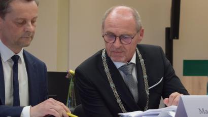 Bild: szl
Die Abläufe sind noch etwas neu. Immer wieder musste sich Bürgermeister Hans-Peter Schärl (rechts) in seiner allerersten, von ihm geleiteten Stadtratssitzung bei Hauptverwaltungsleiter Markus Bergauer (links) rückversichern.