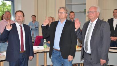Bild: ak
Vereidigung des neuen Führungs-Trios (von links): Erster Bürgermeister Christian Porsch, Zweiter Bürgermeister Matthias Busch und Dritter Bürgermeister Gernot Hammon.