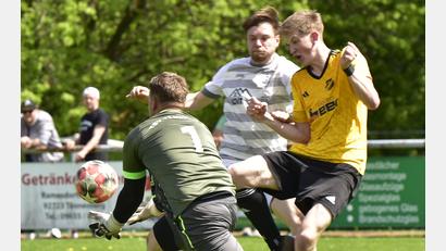 Bild: Hans Mark
Die Spieler der Sportfreunde Weidenthal-Guteneck (gelbe Trikots) treffen am Sonntag in der Relegation zur Kreisklasse auf den FC Maxhütte.