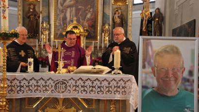 Bild: Konrad Rosner
Vor dem Altar war ein Porträt von Alfred Wolf aufgestellt. Stadtpfarrer Konrad Amschl (Mitte) hielt den Trauergottesdienst. Seine Konzelebranten waren Pfarrer Johann Trescher (rechts) und Pfarrer Josef Häring (links).