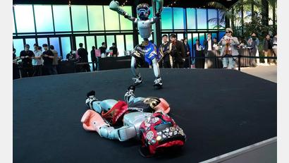 Bild: Ahn Young-joon/AP/dpa
Blech-Duell: Humanoide Roboter geben eine Boxvorführung im südkoreanischen Seoul.