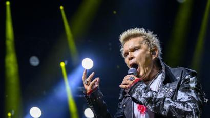 Bild: Laurent Gillieron/Keystone/dpa
Der britische Rocksänger Billy Idol soll bei den diesjährigen American Music Awards für sein Lebenswerk ausgezeichnet werden. (Archivbild)