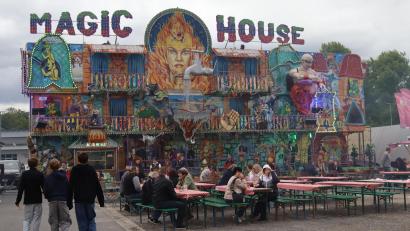 Bild: mfh
Immer wieder einsetzender Regen und ungemütliche Temperaturen an Vatertag: Da hätte ein Bierzelt gut getan. Nichtsdestotrotz wurde der Biergarten des Sulzbach-Rosenberger Frühlingsfests genutzt.