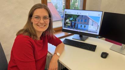 Bild: ihl
Die Gutenecker Bürgermeisterin Katharina Haas sitzt in ihrem "Prinzessinnnen-Turmzimmer", wie sie ihr Büro in Nabburg nennt. Auf dem Billdschirm ist das Rathaus von Guteneck zu sehen.