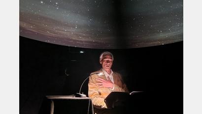 Bild: Stephanie Hüttner
Rudolf von Waldenfels liest im Planetarium Ursensollen.