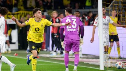 Bild: Bernd Thissen/dpa
Samuele Inácio will in Zukunft noch öfter für den BVB jubeln. (Archivbild)