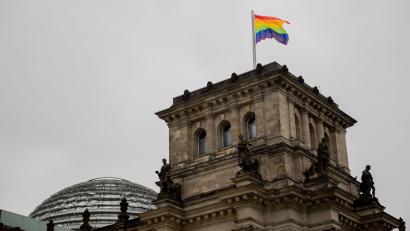 Bild: Christoph Soeder/dpa
Wann weht die Regenbogenflagge über dem Bundestag? An dieser Frage entzündete sich 2025 ein politischer Streit. (Symbolbild)