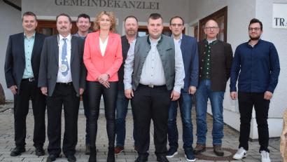 Bild: bnr
Der Gemeinderat Trausnitz wurde neu aufgestellt. Darin vertreten sind Markus Lehner (Zweiter Bürgermeister), Erster Bürgermeister Reinhard Schwarz, Martin Müller, Maria Eckert, Christian Jäckel, Markus Klar (Dritter Bürgermeister), Mathias Forster, Michael Haberl und Jonas Kraus (von links).